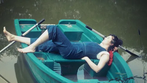 Une femme sur un bateau