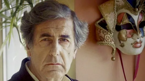 Un homme en costume d'époque et un masque italien