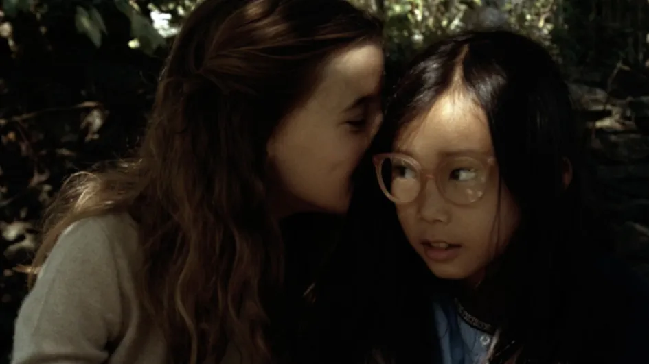 Deux jeune filles qui se parlent