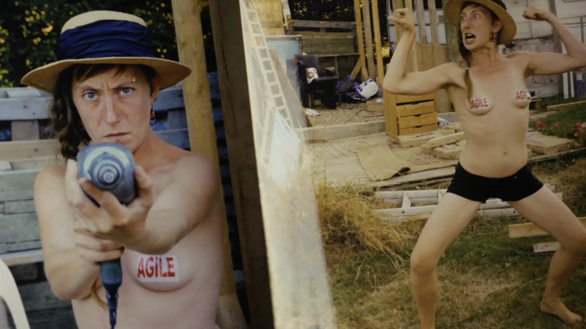 La même femme nue entourée de bois