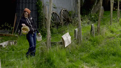 Une femme dans un jardin
